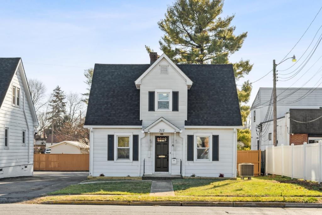 Logan's House in Downtown Frederick - Three-Bedroom House