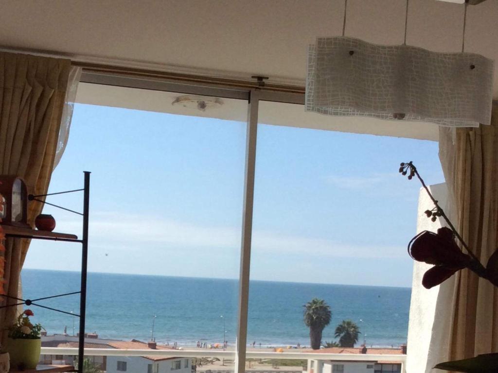 DEPARTAMENTO CON VISTA AL MAR في لا سيرينا: نافذة مطلة على المحيط