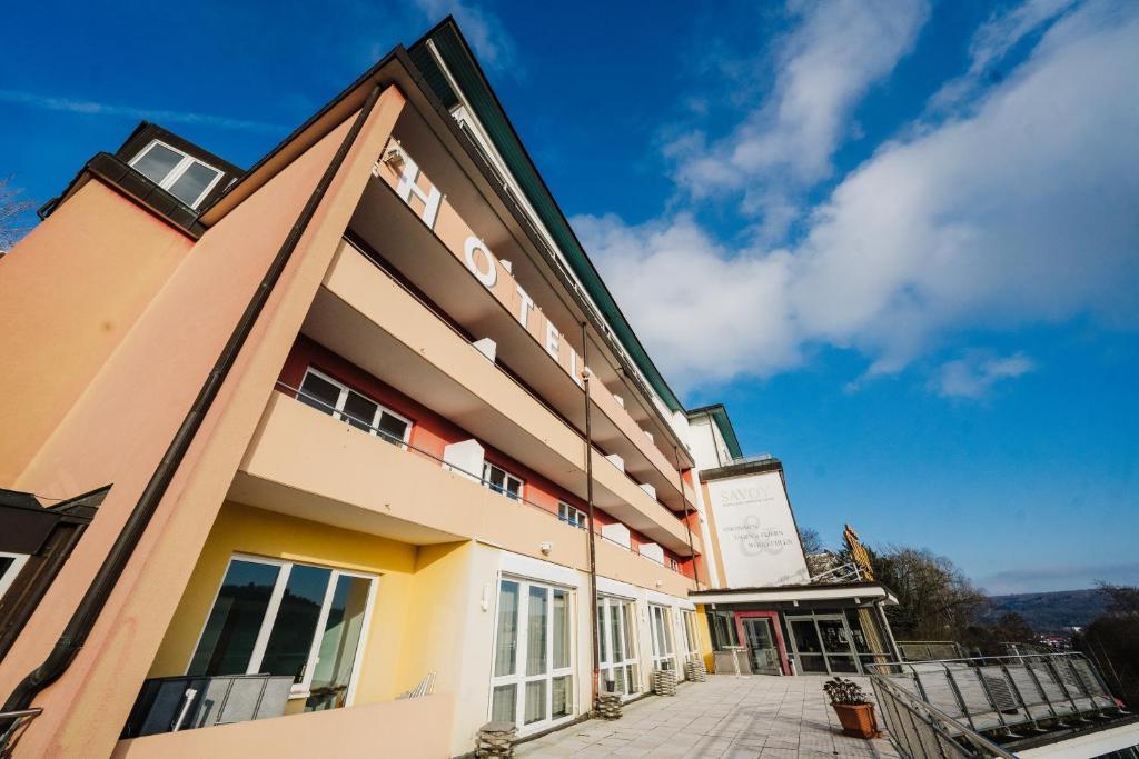 ein Gebäude mit blauem Himmel im Hintergrund in der Unterkunft Savoy Hotel Bad Mergentheim in Bad Mergentheim