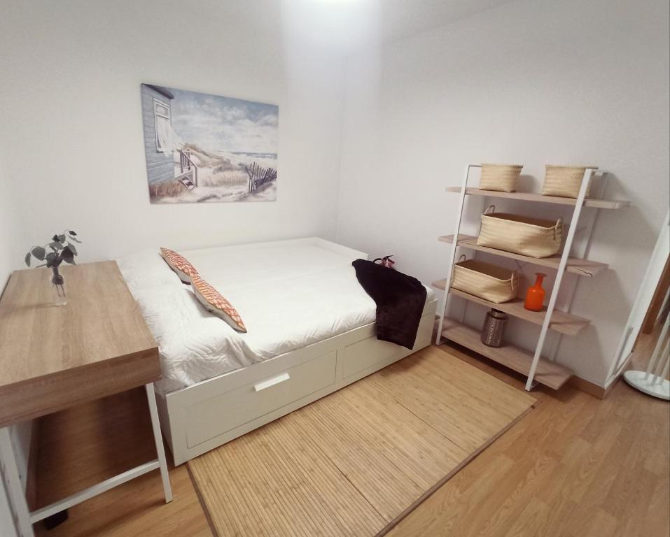 niewielka sypialnia z łóżkiem i biurkiem w obiekcie Apartamento con Aire Acondicionado, Piscina, Wifi y Smart TV - by Aloha Palma w mieście Águilas