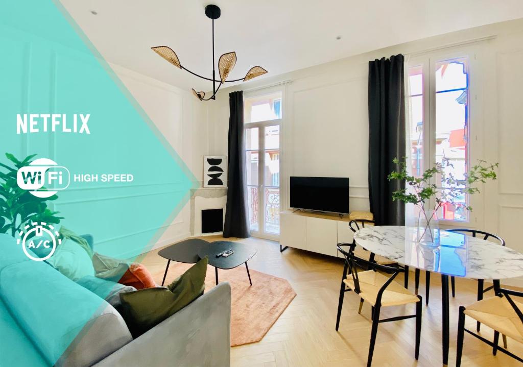 un soggiorno con divano e tavolo di Newly Renovated Apartment with Balcony, AC, Fiber internet a Monte Carlo