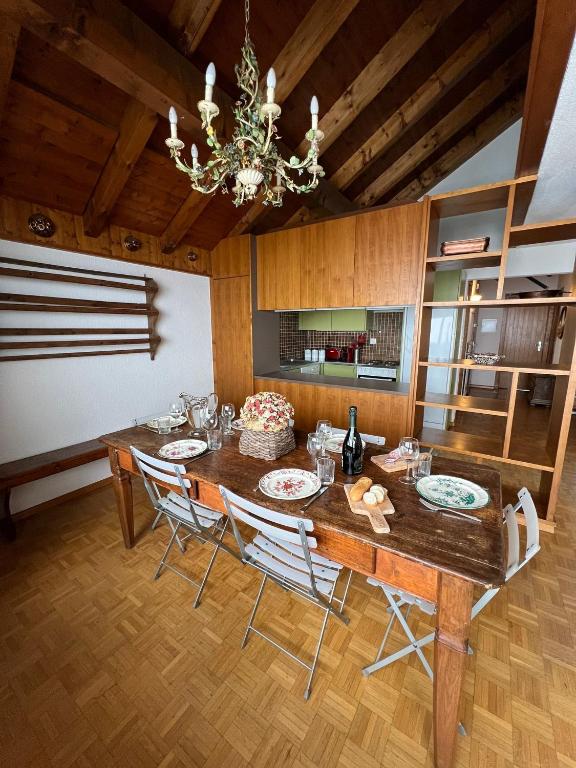 Kuchyň nebo kuchyňský kout v ubytování tHE Eagle Nest Duplex - Your Mountain Retreat