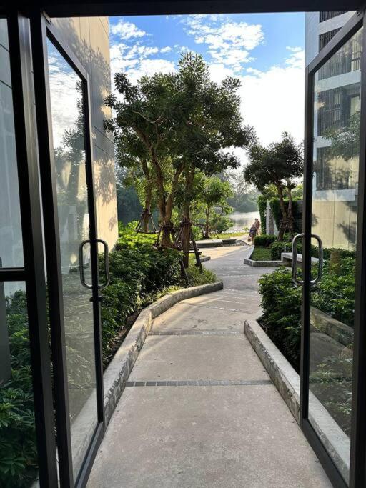 widok na chodnik z okna budynku w obiekcie Квартира Cassia Residences Lake View w mieście Bang Tao Beach