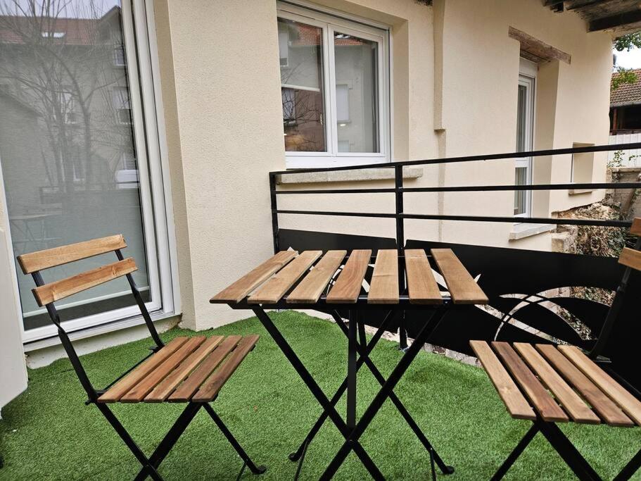 - une table de pique-nique et deux bancs sur une terrasse couverte dans l'établissement Spa des ducs loft 3, à Bar-le-Duc