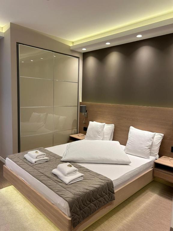 Emilia Lux Rooms - 阳台的家庭房
