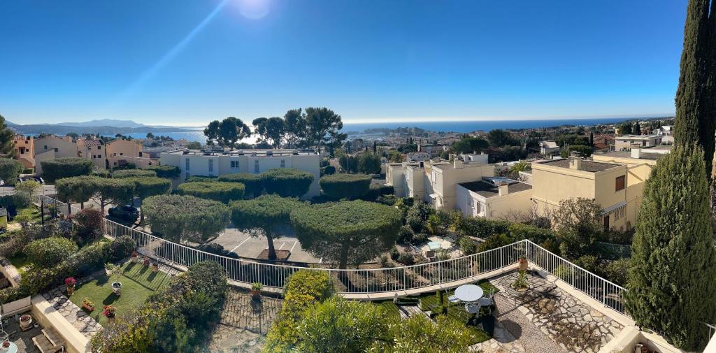 une vue aérienne sur un parc avec des arbres et des bâtiments dans l'établissement Studio les nautiles Bandol, à Bandol