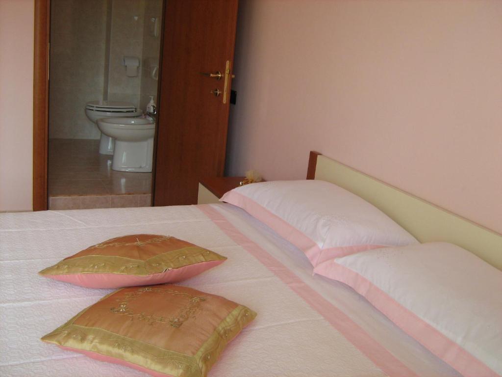2 Kissen auf einem Bett im Schlafzimmer in der Unterkunft Villa Miriam in Reggio di Calabria