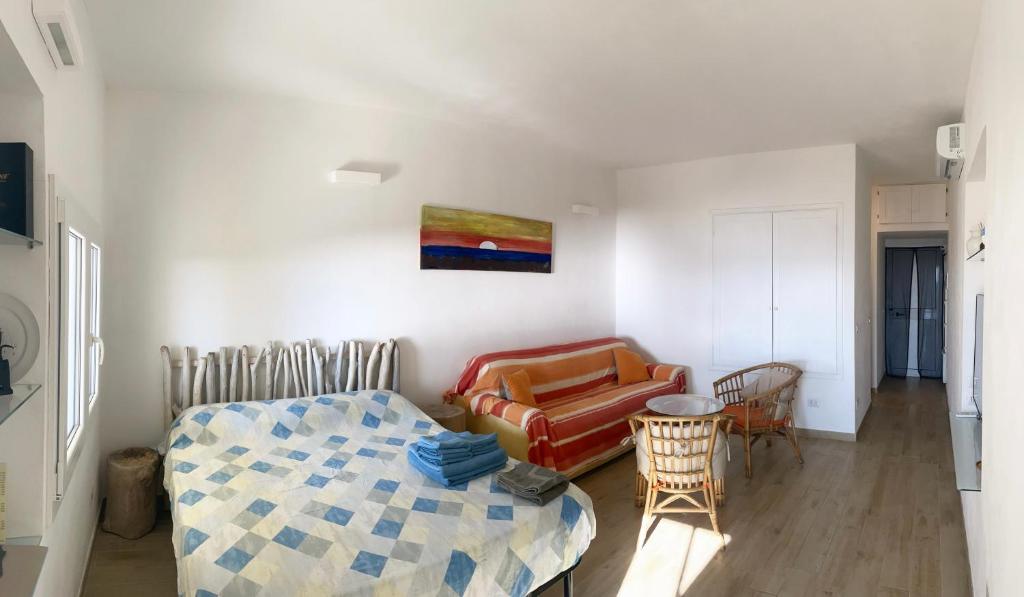 Cala Sapone的住宿－Villa Antioco，客厅配有床和椅子