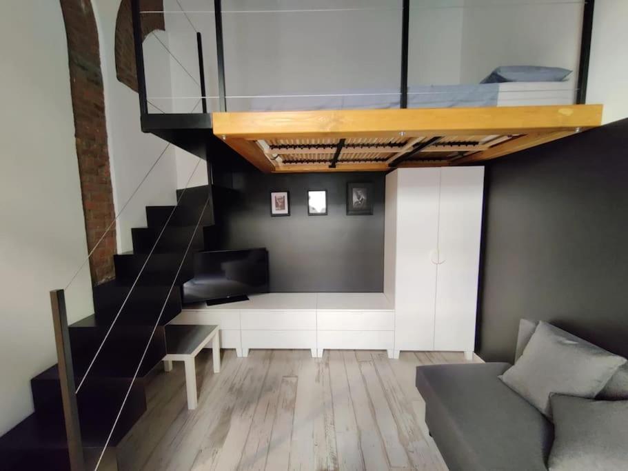 ein Wohnzimmer mit einer Treppe und einer Couch in der Unterkunft Casa Volturno in Monza