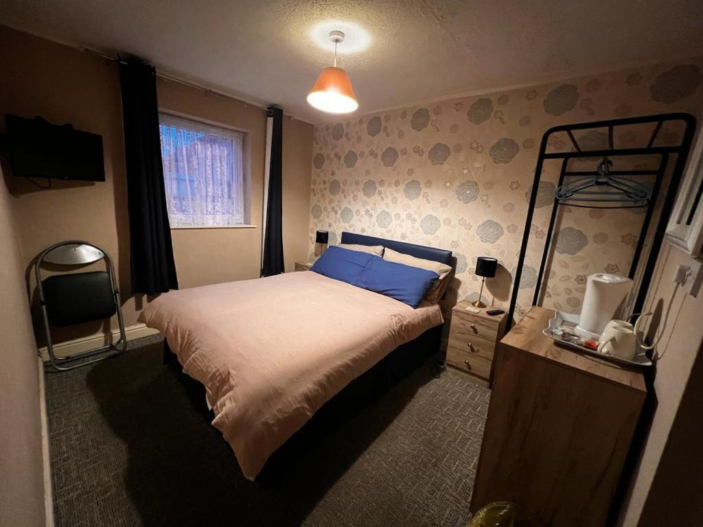 Un dormitorio con una cama grande y una ventana en Lynton Hotel, en Blackpool