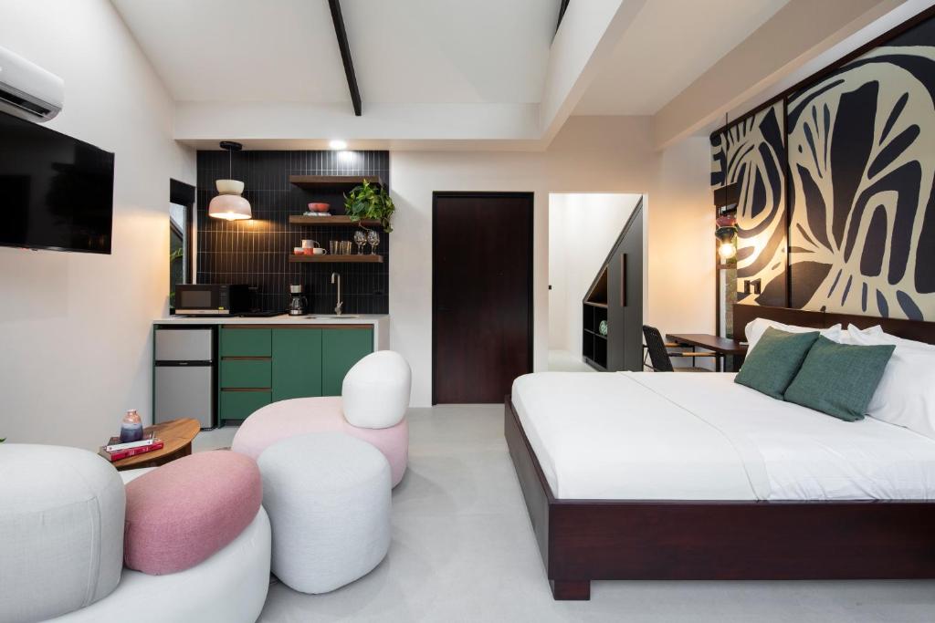福爾圖納的住宿－BAUMA，一间卧室设有一张床和一间客厅。