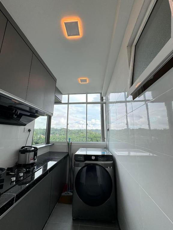 Kuchyň nebo kuchyňský kout v ubytování Sri Indah condominium