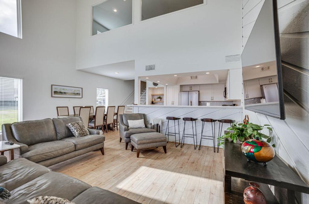 uma sala de estar com um sofá e cadeiras e uma cozinha em Gorgeous Lakefront Townhome with Pool Access and Views em Montgomery