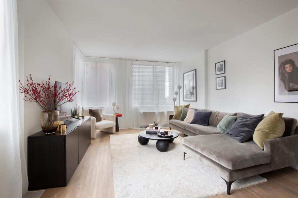 ein Wohnzimmer mit einem Sofa und einem Tisch in der Unterkunft Central New York residence in New York