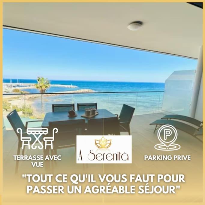 - un panneau indiquant un restaurant avec vue sur l'océan dans l'établissement 