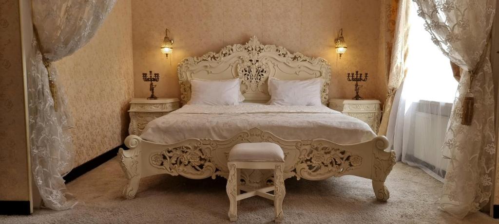 Postel nebo postele na pokoji v ubytování Oreanda Hotel