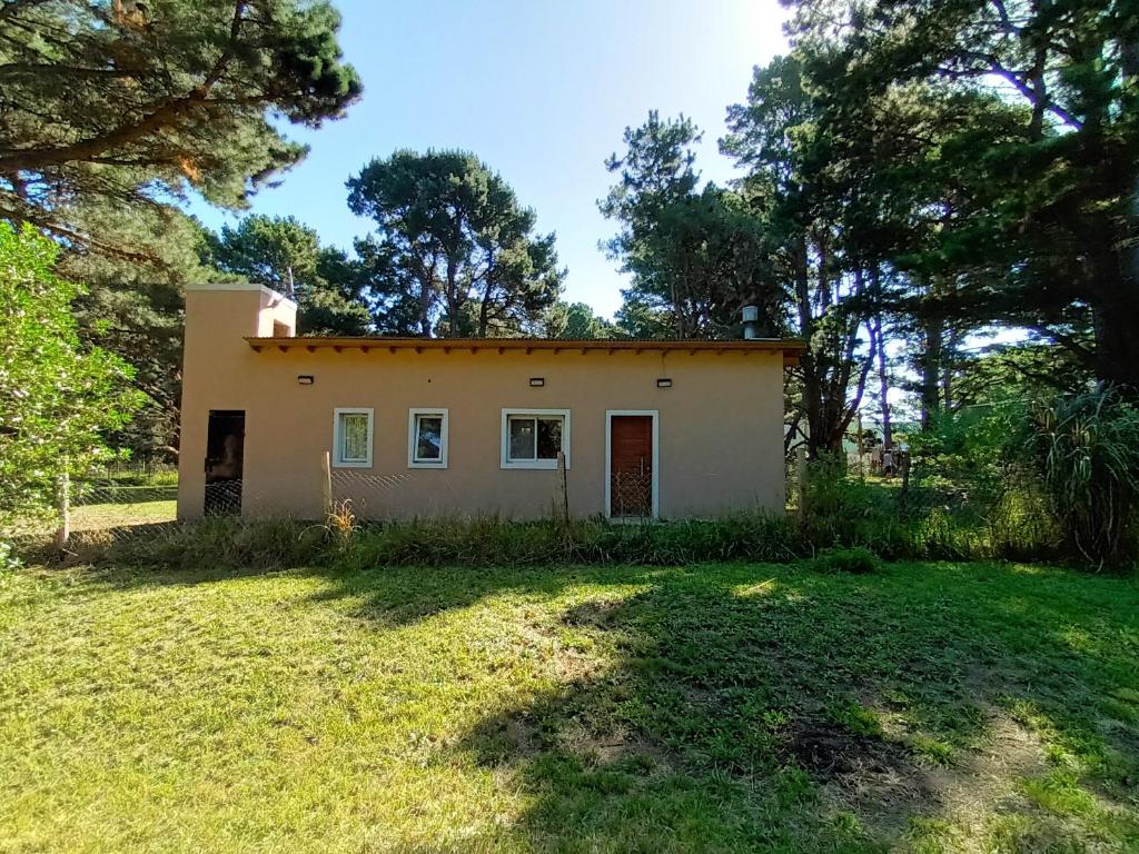 a small house in the middle of a yard at La Paloma Chapadmalal in Mar del Plata