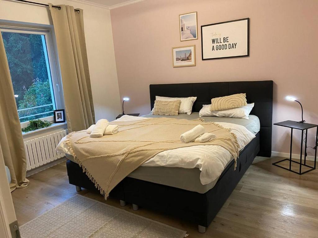 a bedroom with a large bed with towels on it at Haus mit Garten - Kingbett - WIFI - Parkplatz in Essen