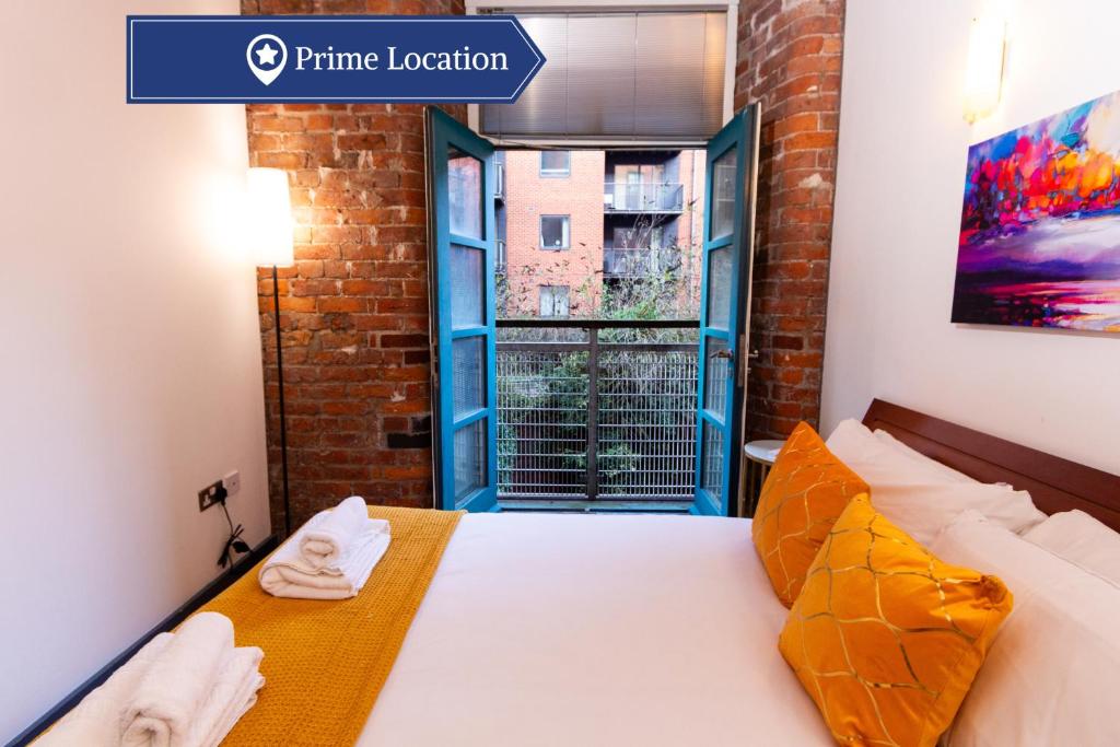 Two Bed Apartment in Converted City Centre Mill tesisinde bir odada yatak veya yataklar
