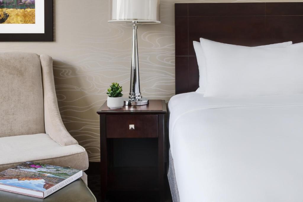 Crowne Plaza Phoenix Airport - PHX by IHG - Junior Suite Met Rolstoeltoegankelijke Douche