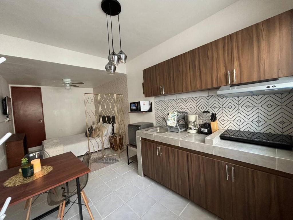 - une cuisine avec une table et un comptoir dans l'établissement Sophistication and Rest , Room, Bathroom, Kitchen, à Xalapa