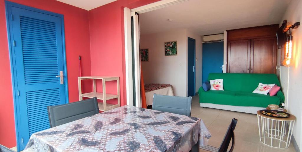 Postel nebo postele na pokoji v ubytování Goyave