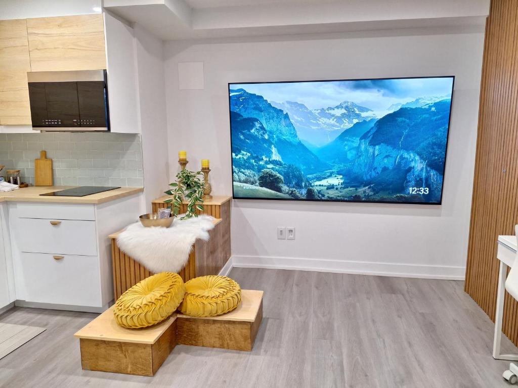 uma cozinha com uma televisão de ecrã plano na parede em Independent Studio Suite em Ottawa