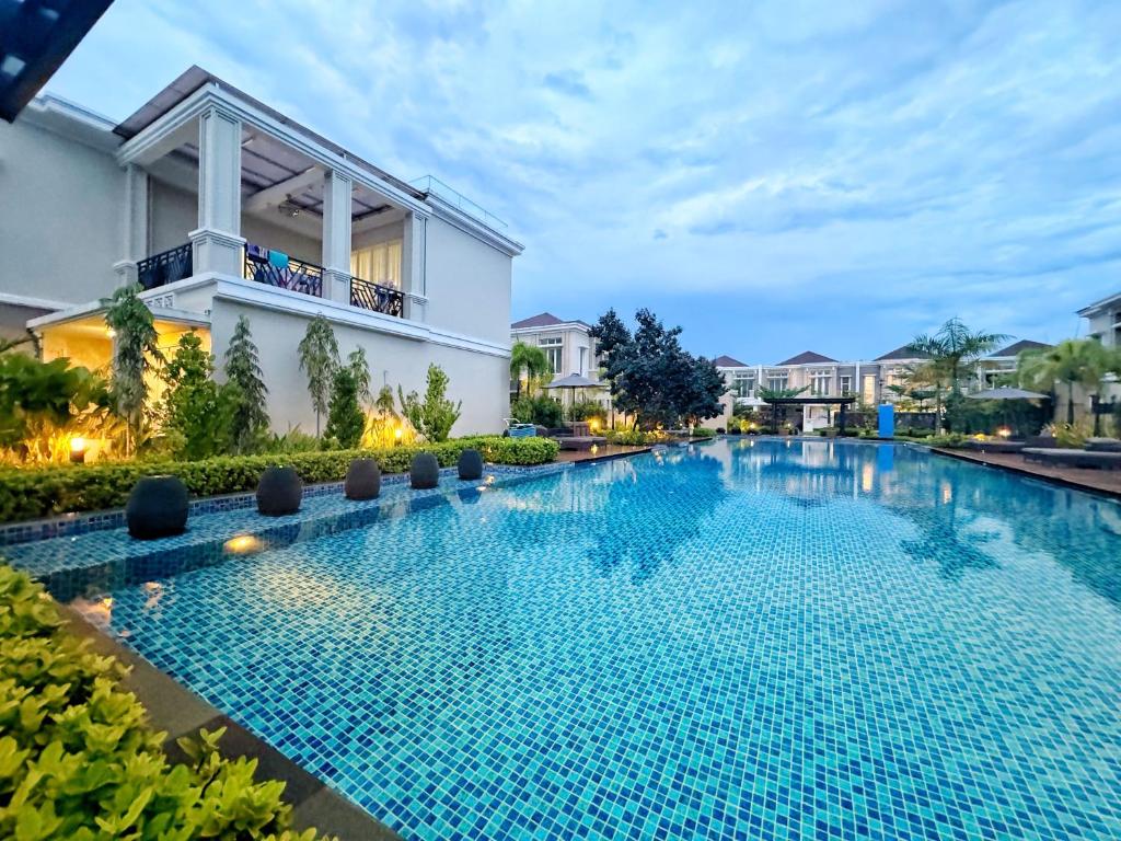 Piscina di 4 Bedrooms Big Holiday House with Pool by PlayHouse at Batam Center o nelle vicinanze