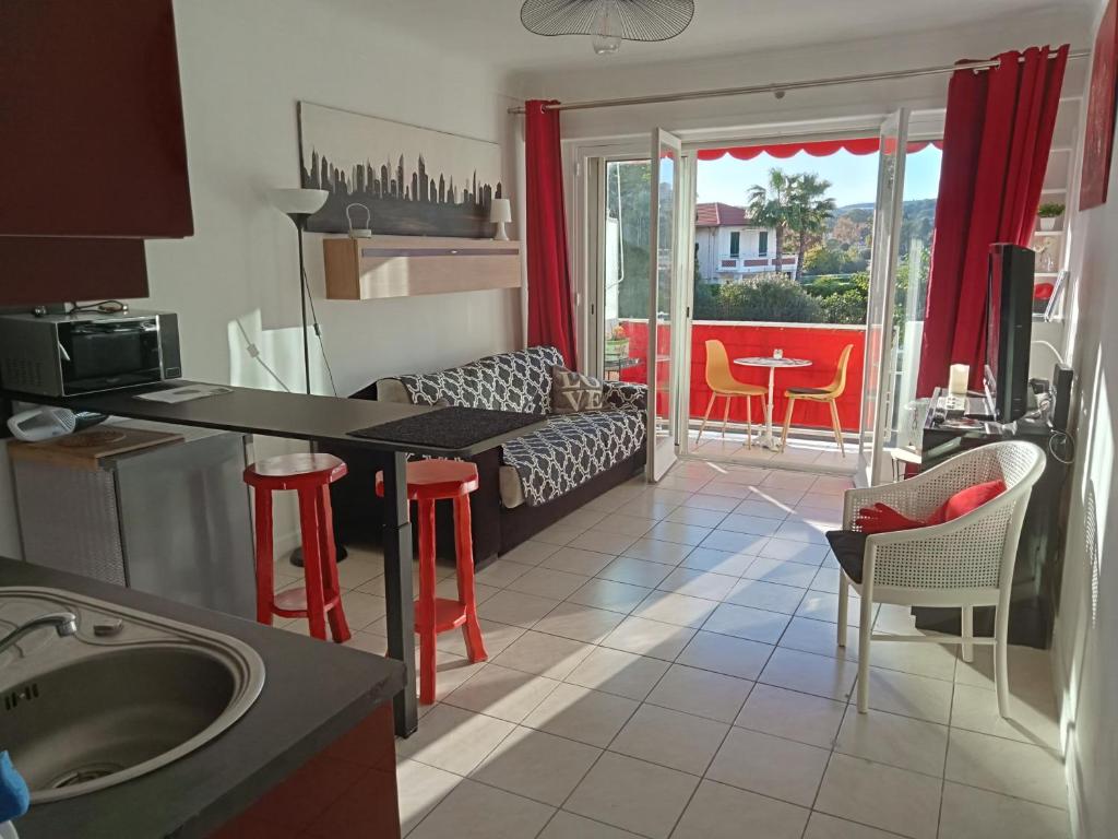 une cuisine et un salon avec un canapé et une table dans l'établissement Studio de l'hippodrome, à Cagnes-sur-Mer