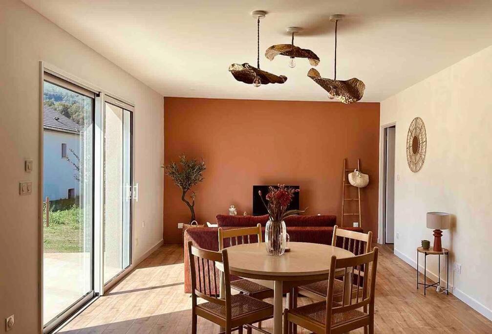 Posezení v ubytování Maisonnette avec vue Montagne et jardin
