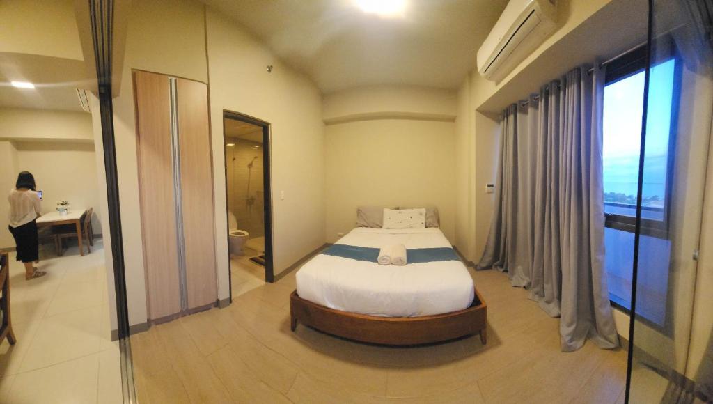Säng eller sängar i ett rum på Room for RENT in Mactan Newtown near AIRPORT