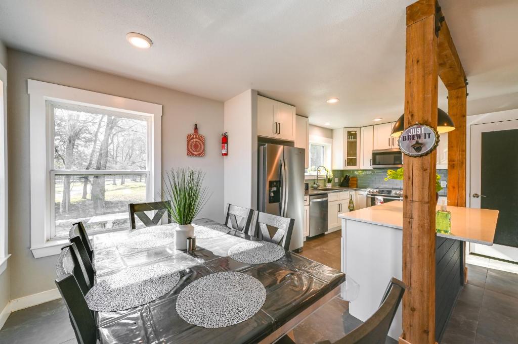 Spacious McKinney Farm Getaway with Game Room!, McKinney Precios