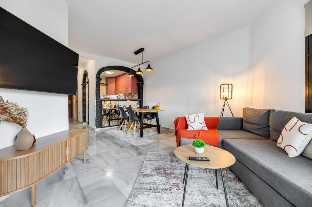 ein Wohnzimmer mit Sofa und Tisch in der Unterkunft calahonda cozy corner in Sitio de Calahonda