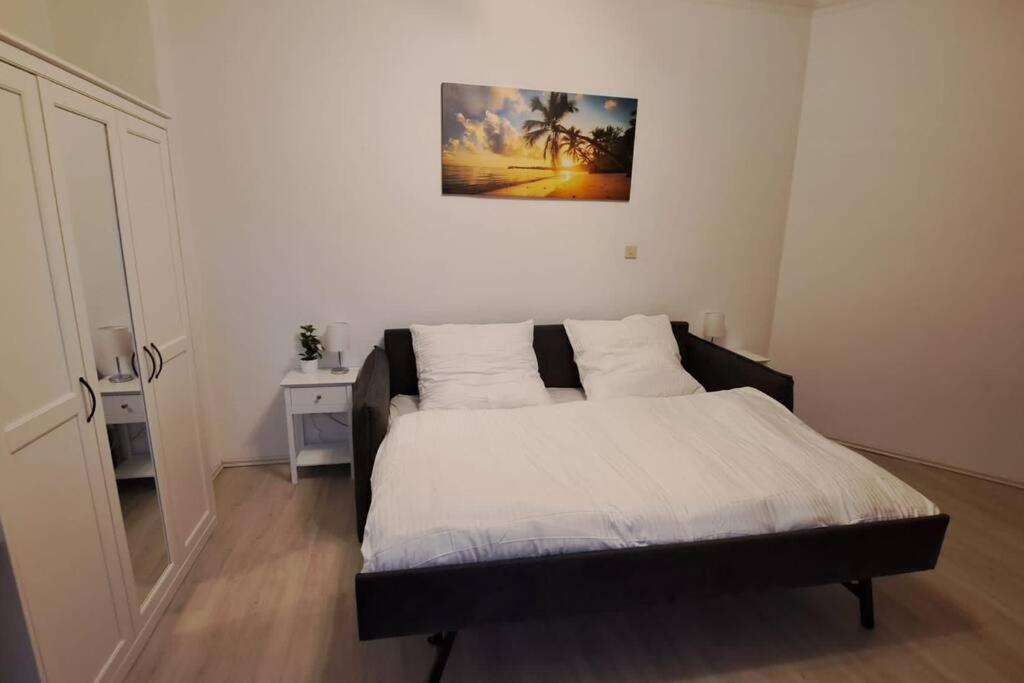 1 dormitorio con 1 cama en una habitación en Kleine Wohnung Uninähe. Bad. Wlan Küche en Duisburg