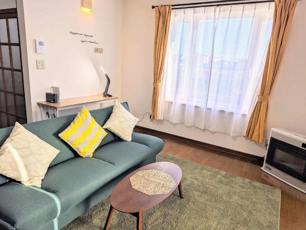 a living room with a couch and a window at cheer house - Vacation STAY 59869v in Shikyū