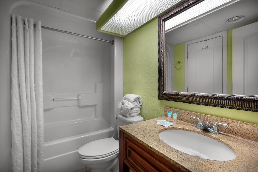 Vannituba majutusasutuses Monterey Bay Suites
