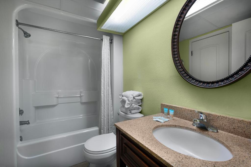 Vannituba majutusasutuses Monterey Bay Suites