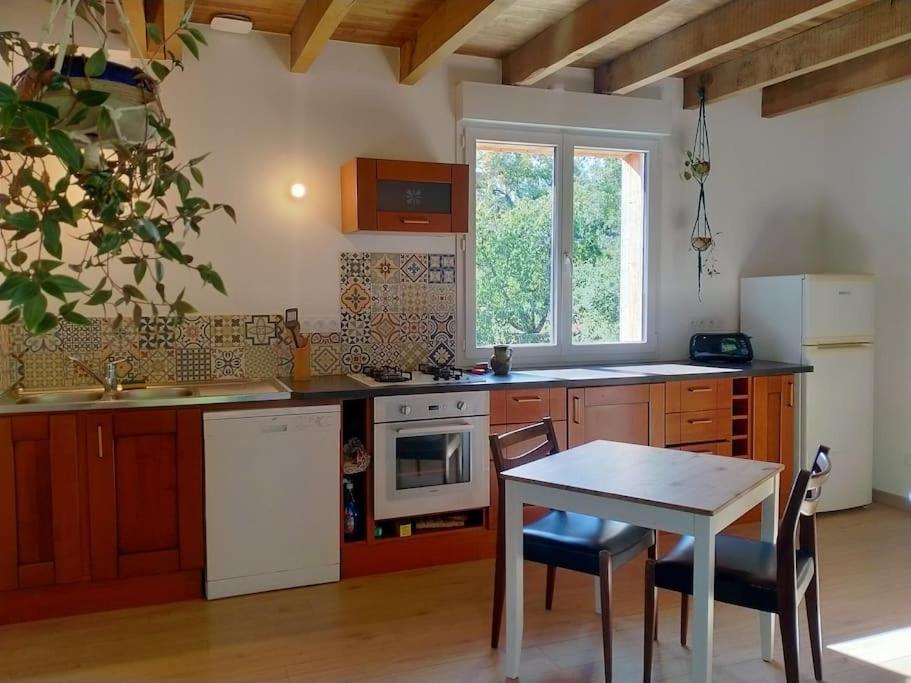 Kuchyň nebo kuchyňský kout v ubytování Gîte à la ferme
