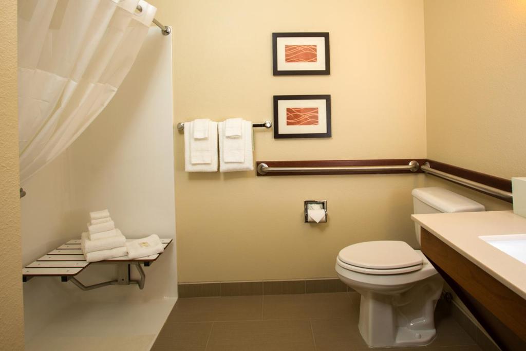 Koupelna v ubytování Comfort Inn & Suites