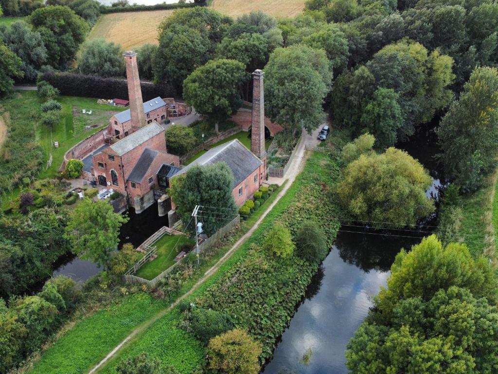 een luchtzicht op een oud gebouw naast een rivier bij The Pump House Forge in Doncaster