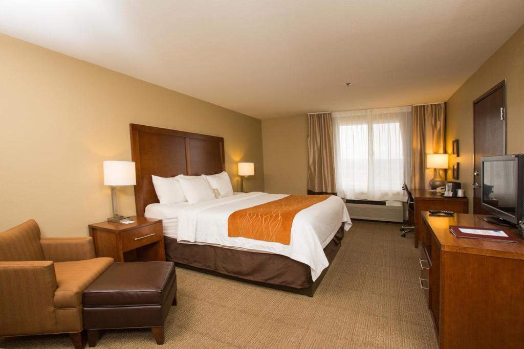 Postel nebo postele na pokoji v ubytování Comfort Inn & Suites