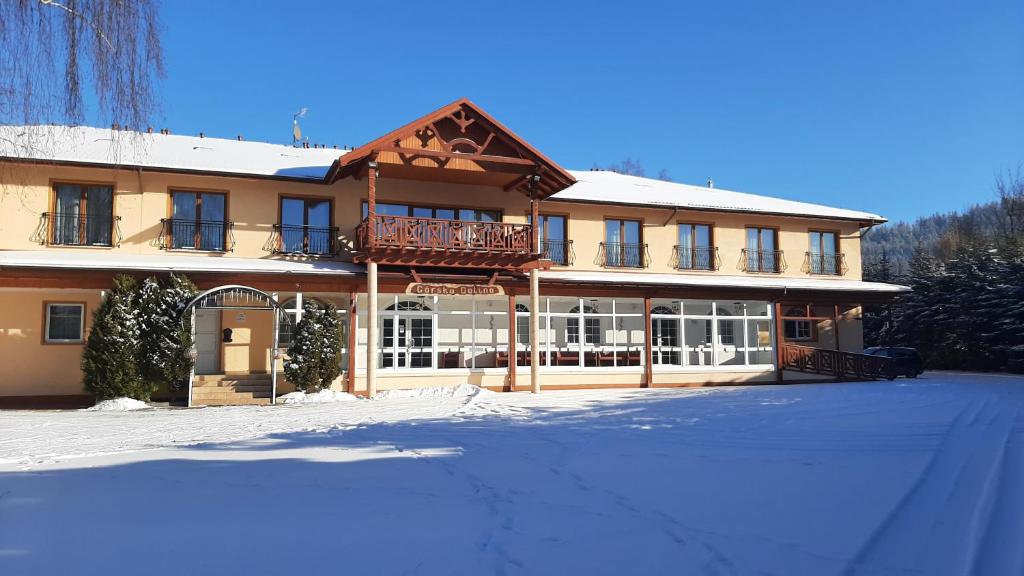 un gran edificio con nieve en el suelo en Górska Dolina, en Stronie Śląskie
