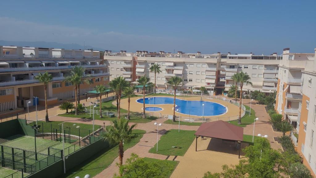 un complejo de apartamentos con parque infantil y piscina en ATICO DE LUJO EN NOVA ALMENARA a 150 metros de Playa Casablanca Relax on the Beache en Barrio-Mar