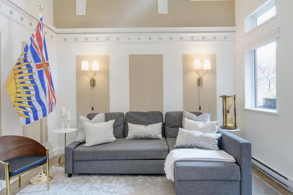 Victoria's Parliamentary Suite with Private Rooftop Patio & Harbour View, Victoria (updated