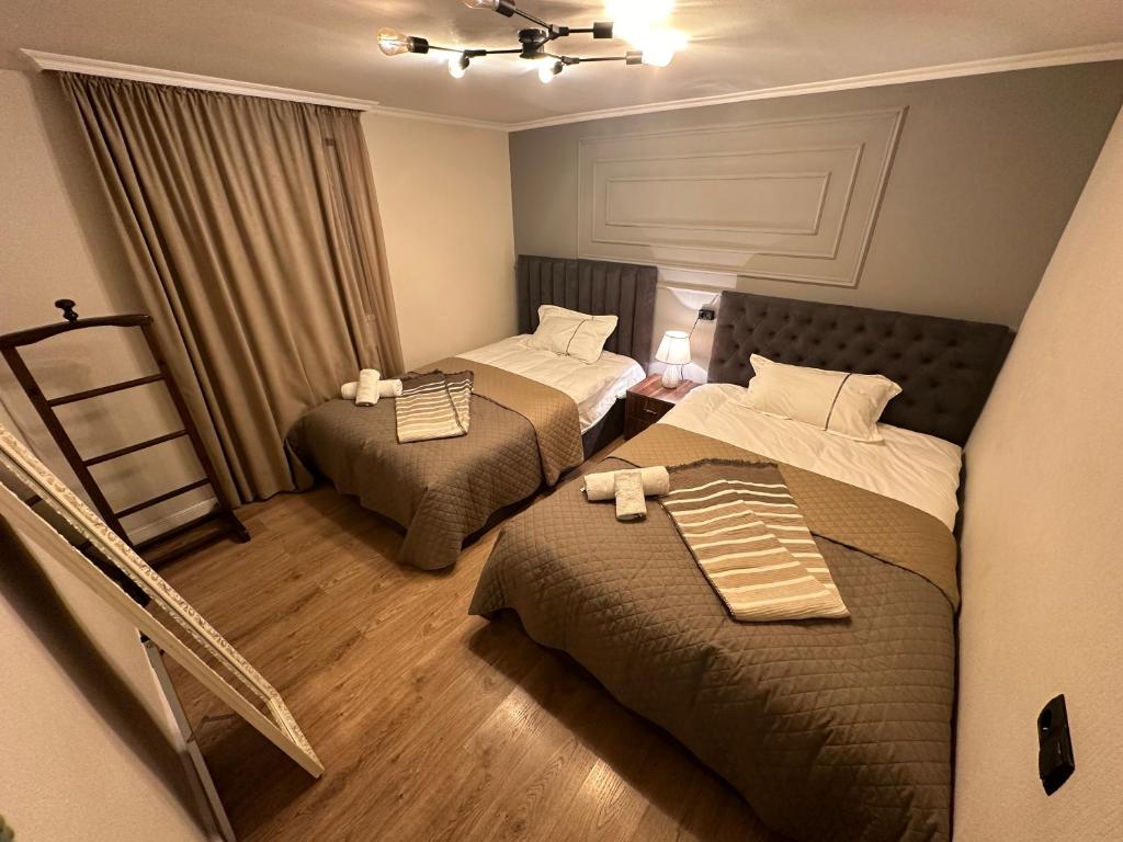 um quarto de hotel com duas camas num quarto em Apartment exclusive em Tbilisi