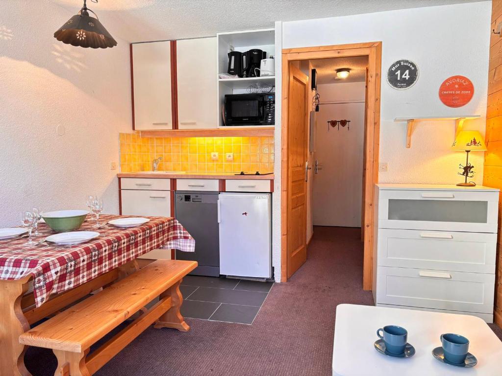 Il comprend une petite cuisine équipée d'une table et d'un réfrigérateur. dans l'établissement Studio Avoriaz, 1 pièce, 4 personnes - FR-1-634-95, à Morzine