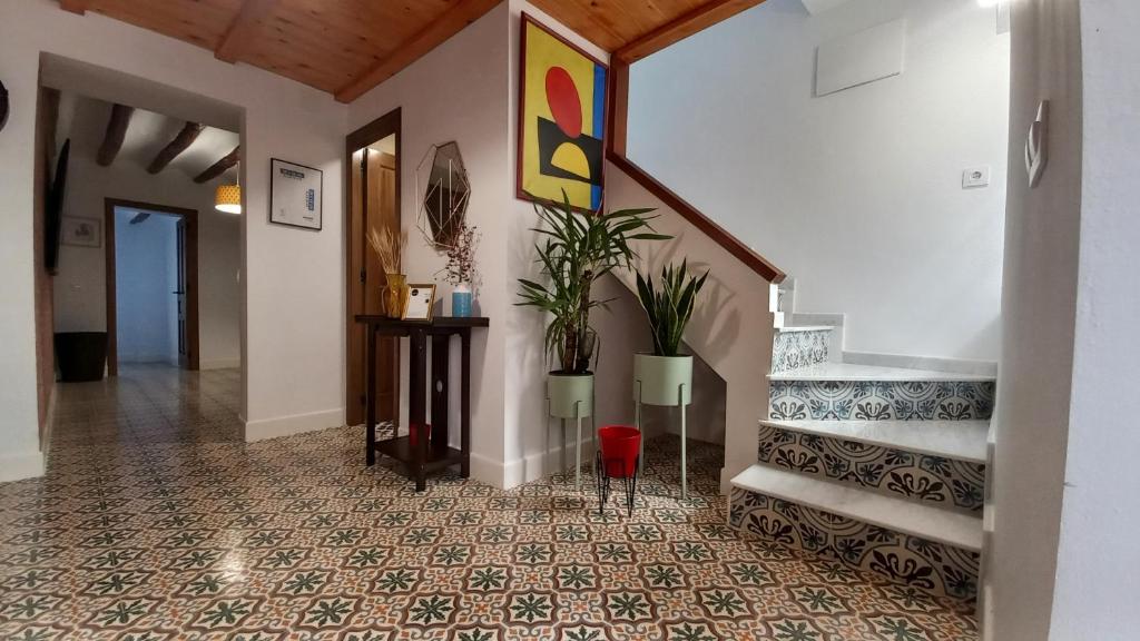 pasillo con escalera y suelo de baldosa en Casa Estilo Vintage en Cazorla, en Cazorla