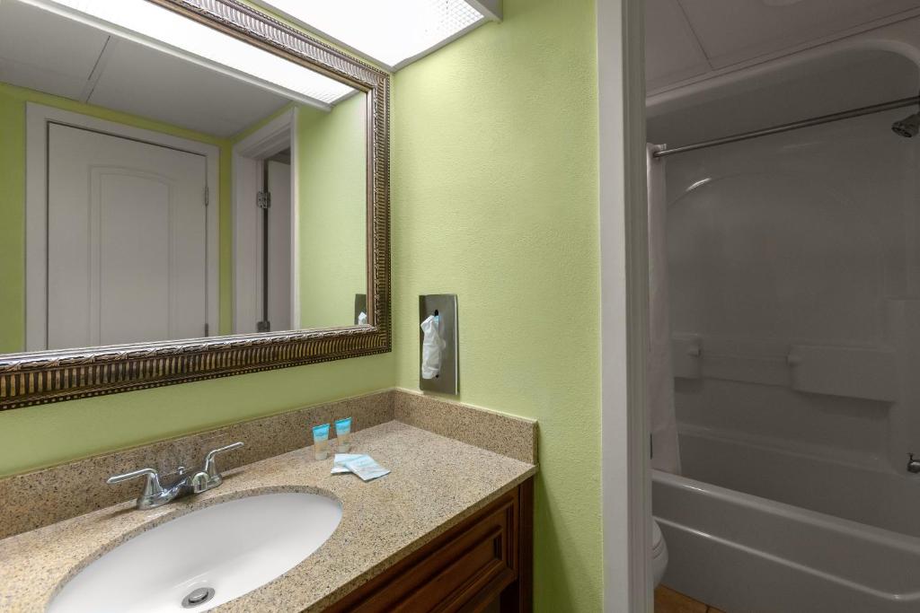 Vannituba majutusasutuses Monterey Bay Suites