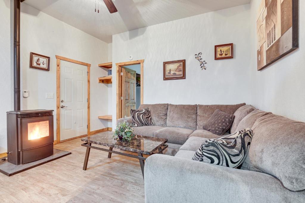- un salon avec un canapé et une cheminée dans l'établissement Townsend Cottage on UTV and Snowmobile Trail!, 