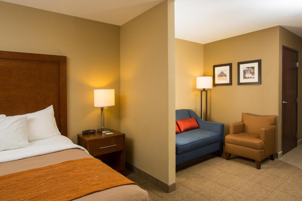 Postel nebo postele na pokoji v ubytování Comfort Inn & Suites